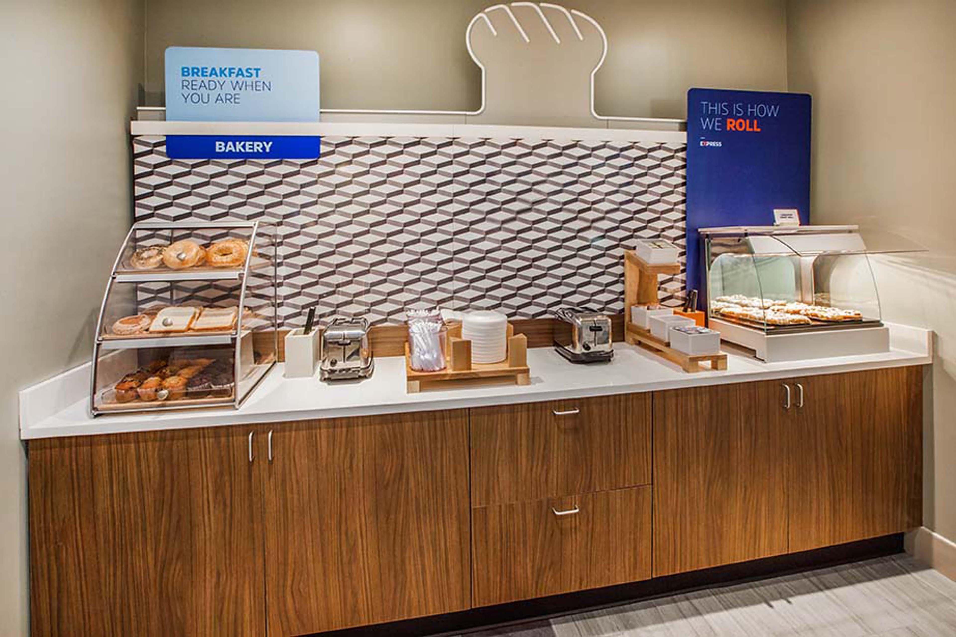 Holiday Inn Express & Suites Fredericksburg By Ihg Esterno foto