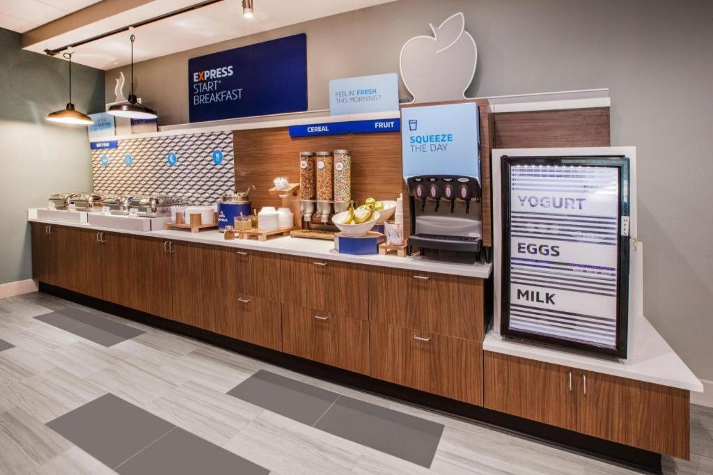 Holiday Inn Express & Suites Fredericksburg By Ihg Esterno foto