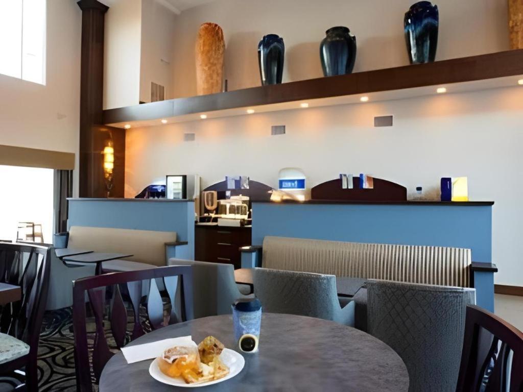 Holiday Inn Express & Suites Fredericksburg By Ihg Esterno foto