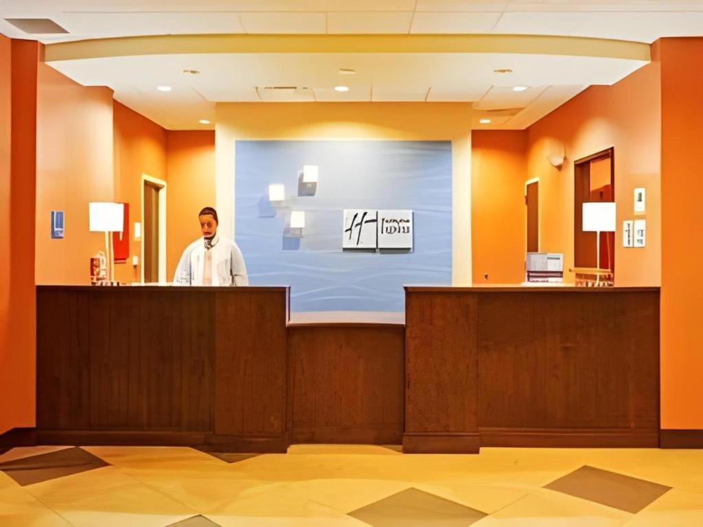 Holiday Inn Express & Suites Fredericksburg By Ihg Esterno foto