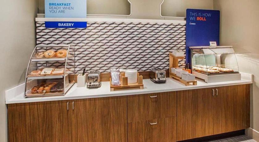 Holiday Inn Express & Suites Fredericksburg By Ihg Esterno foto