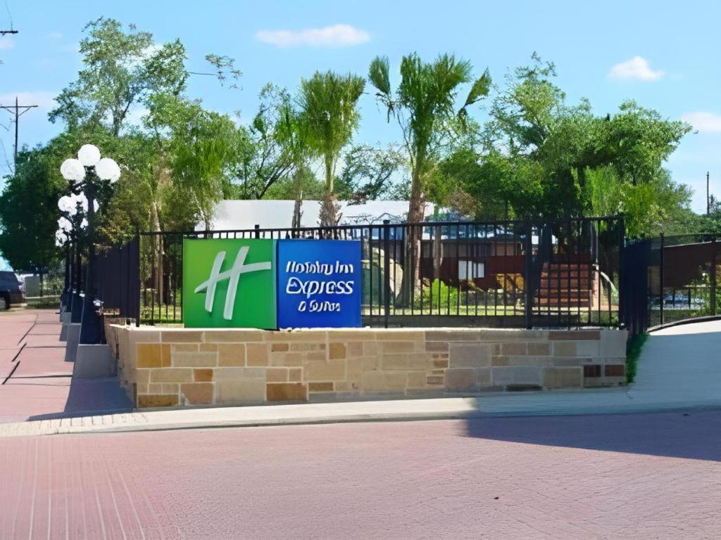 Holiday Inn Express & Suites Fredericksburg By Ihg Esterno foto