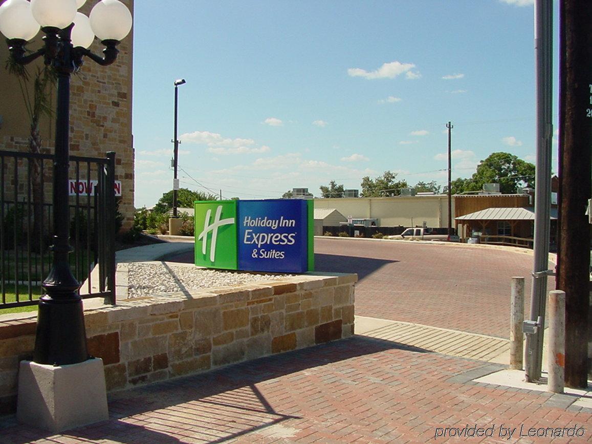 Holiday Inn Express & Suites Fredericksburg By Ihg Esterno foto